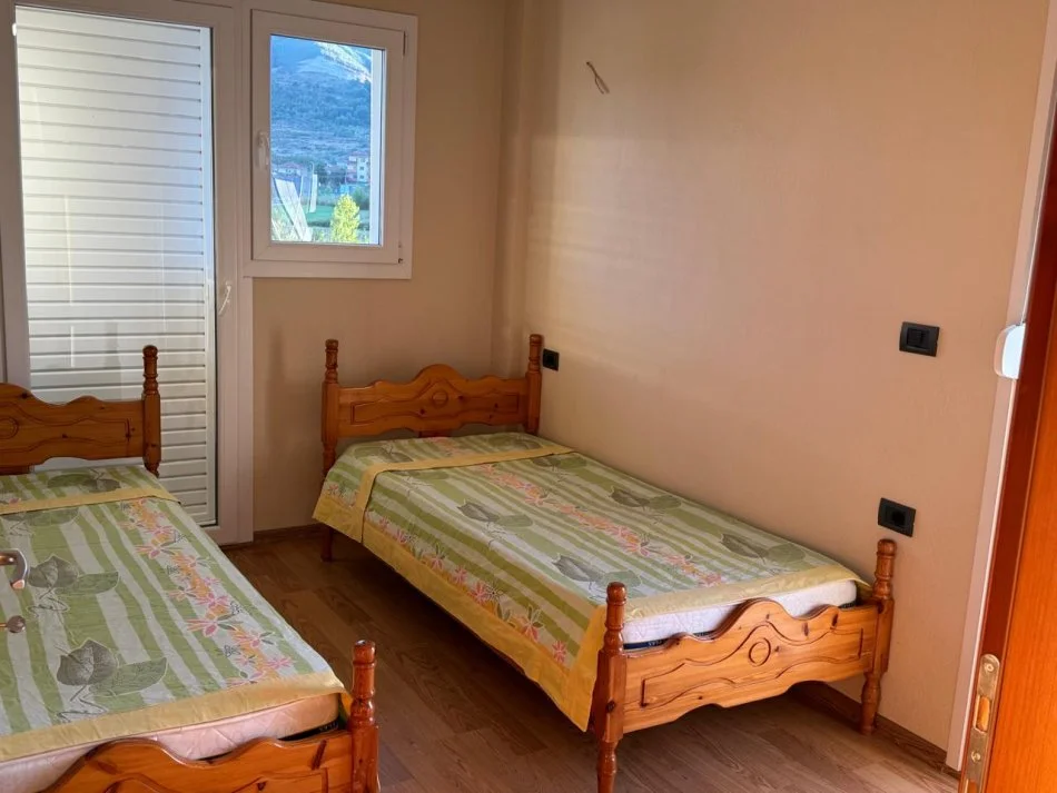 Pogradec, jepet me qera shtepi 3+1+Aneks+Ballkon , 160 m² 300 € (Rruga 5 maji, Ndertesa 5)