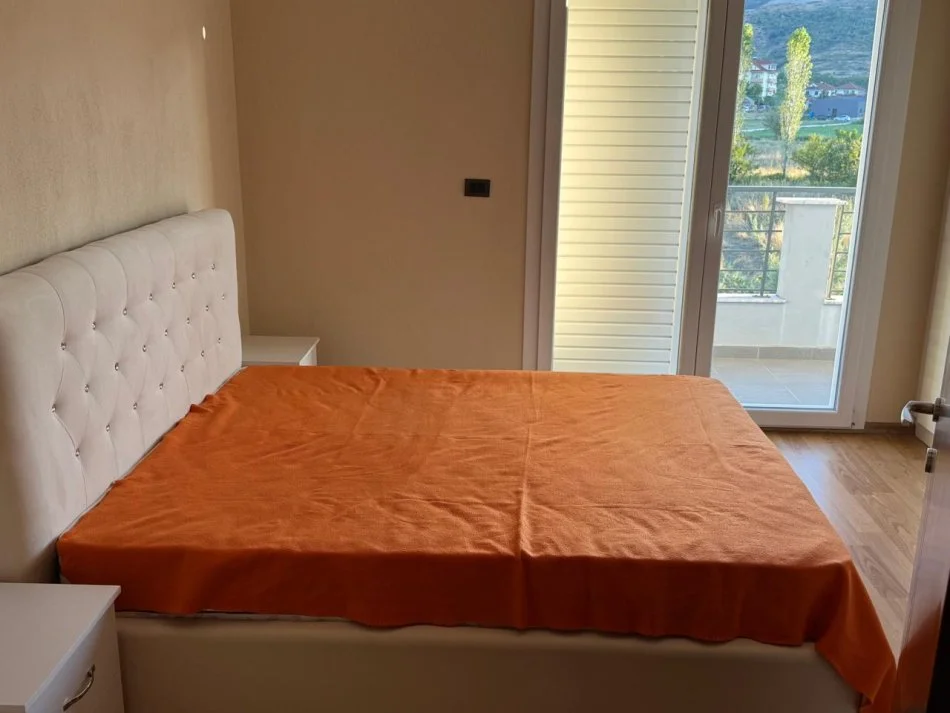 Pogradec, jepet me qera shtepi 3+1+Aneks+Ballkon , 160 m² 300 € (Rruga 5 maji, Ndertesa 5)