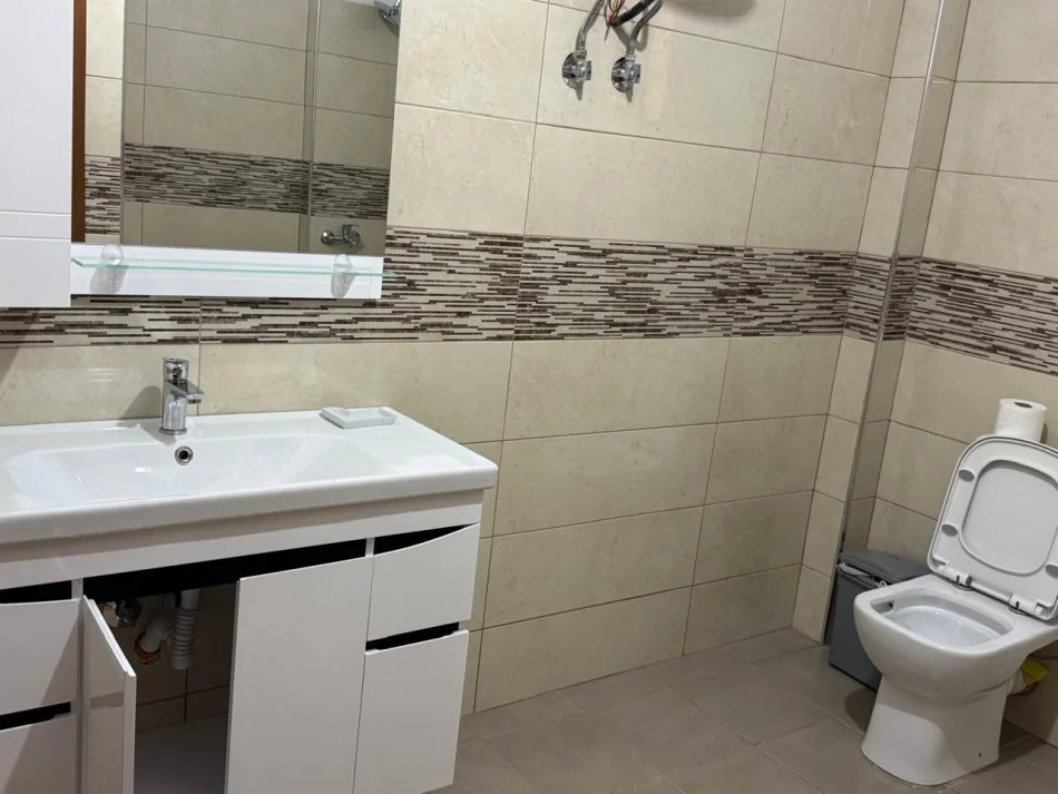 Pogradec, jepet me qera shtepi 3+1+Aneks+Ballkon , 160 m² 300 € (Rruga 5 maji, Ndertesa 5)