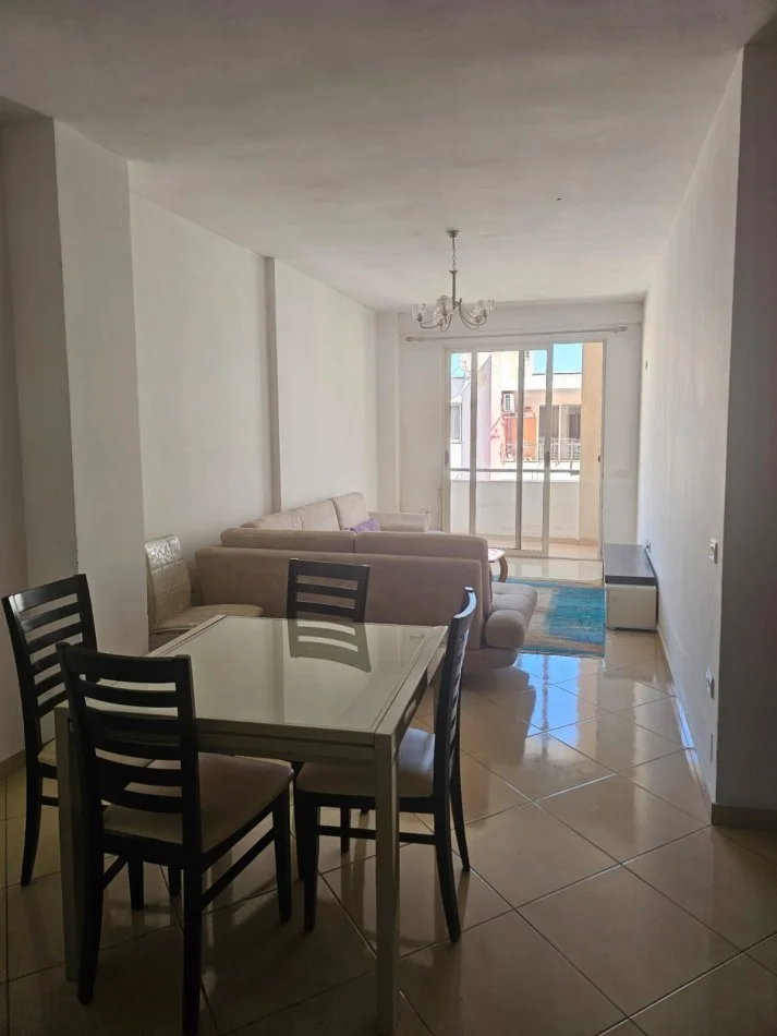 Tirane, jepet me qera apartament 2+1 , 400 € (Yzberisht)