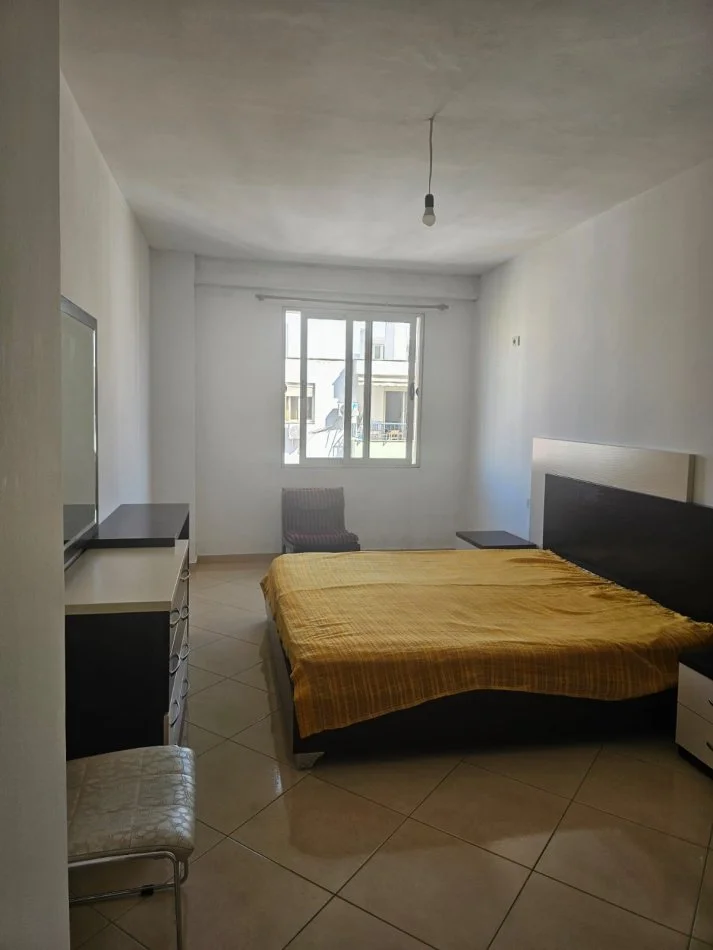 Tirane, jepet me qera apartament 2+1 , 400 € (Yzberisht)