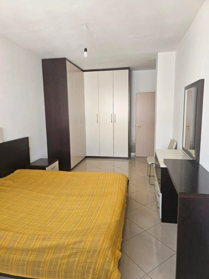 Tirane, jepet me qera apartament 2+1 , 400 € (Yzberisht)