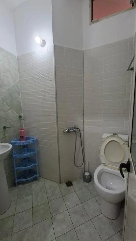 Tirane, jepet me qera apartament 1+1 Kati 2, 60 m² 450 € (Rruga 5 maji)