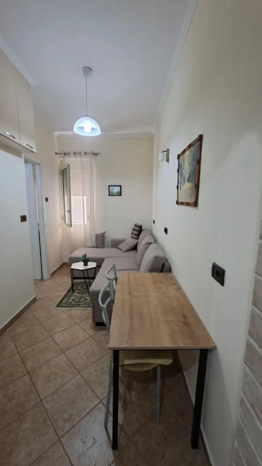 Tirane, jepet me qera apartament 1+1 Kati 2, 60 m² 450 € (Rruga 5 maji)