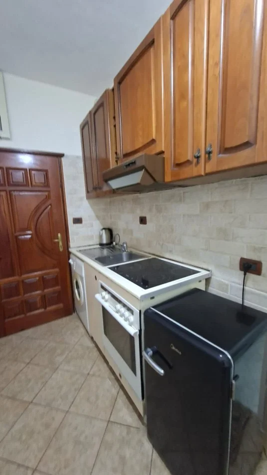 Tirane, jepet me qera apartament 1+1 Kati 2, 60 m² 450 € (Rruga 5 maji)