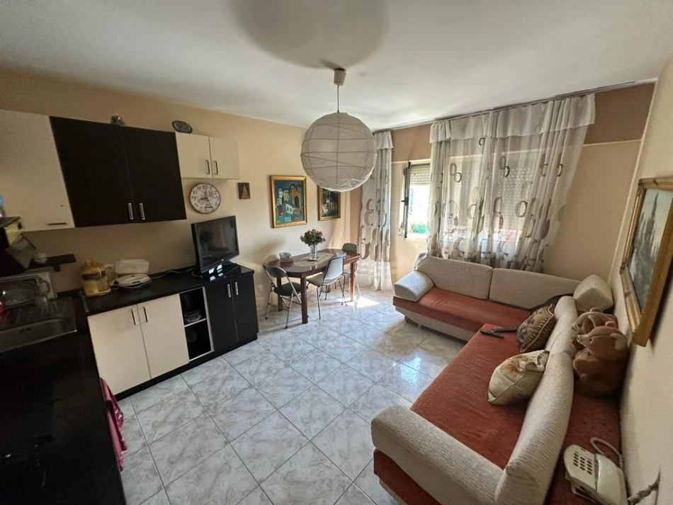Tirane, jepet me qera apartament 2+1+Ballkon Kati 5, 90 m² 600 € (Qender tek Posta qendrore)