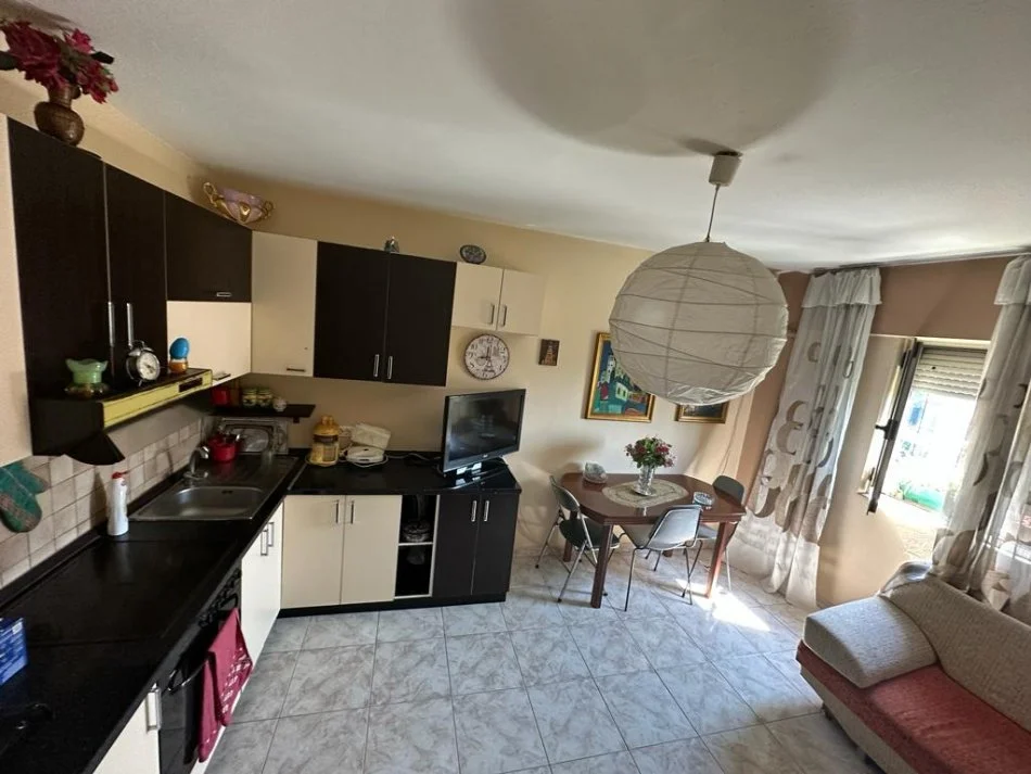 Tirane, jepet me qera apartament 2+1+Ballkon Kati 5, 90 m² 600 € (Qender tek Posta qendrore)
