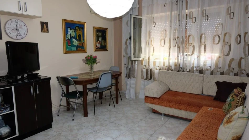 Tirane, jepet me qera apartament 2+1+Ballkon Kati 5, 90 m² 600 € (Qender tek Posta qendrore)