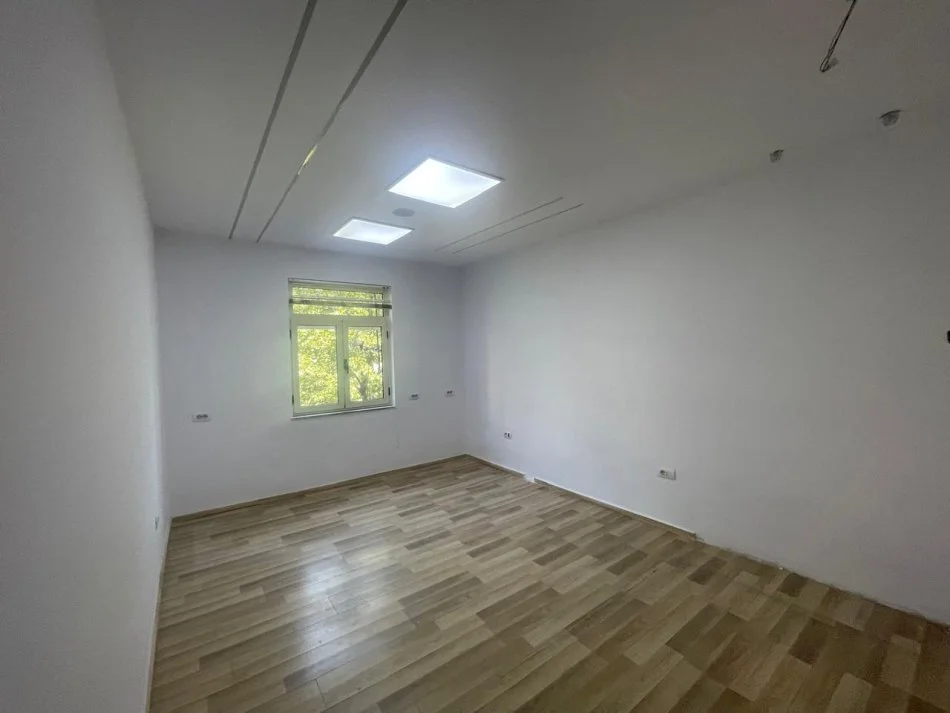 Tirane, jepet me qera zyre Kati 4, 75 m² 650 € (Libri universitar)