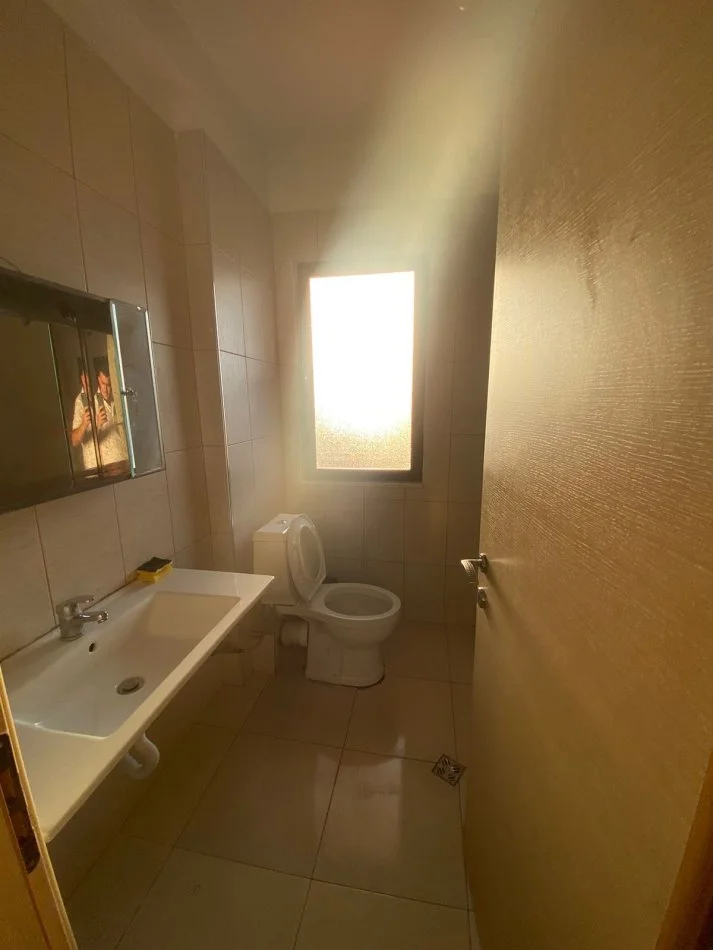 Tirane, jepet me qera apartament 1+1 , 350 € (Yzberisht)