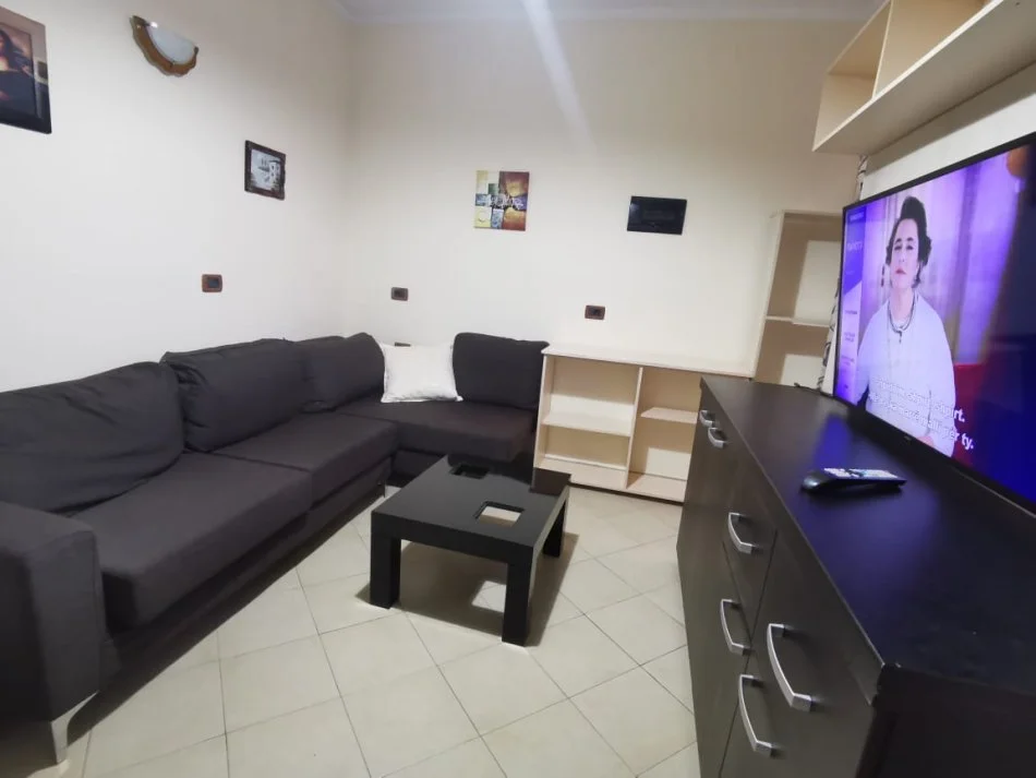 Tirane, jepet me qera apartament 1+1 Kati 2, 57 m² 