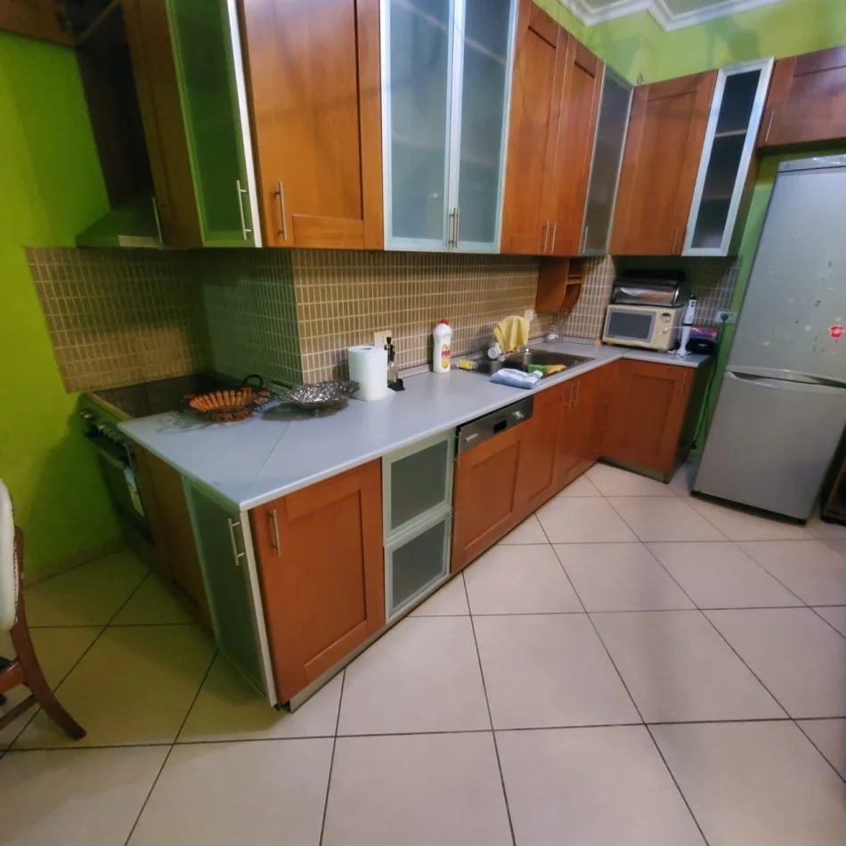 Tirane, jepet me qera apartament 2+1+Ballkon Kati 8, 650 € 