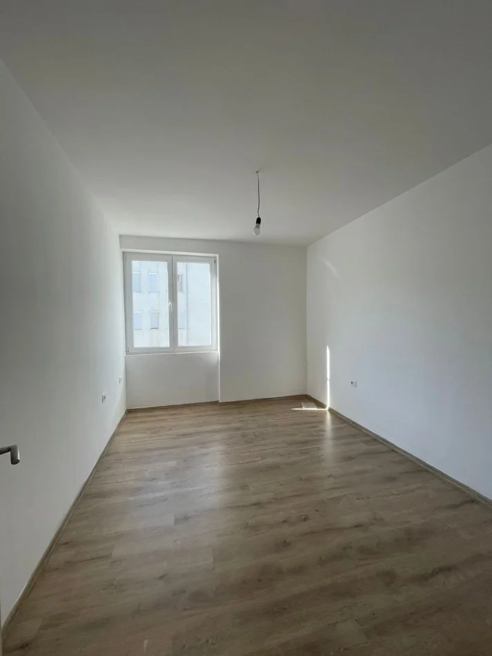 Tirane, jepet me qera apartament 2+1+Aneks+Ballkon Kati 2, 100 m² 300 € 