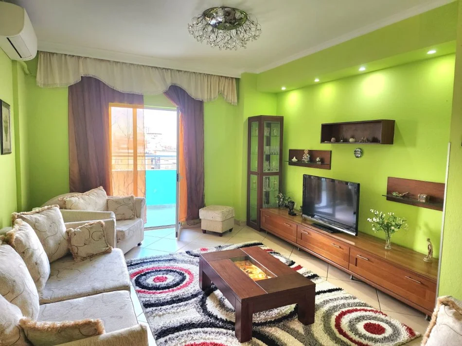 Tirane, jepet me qera apartament 2+1+Ballkon Kati 8, 650 € 