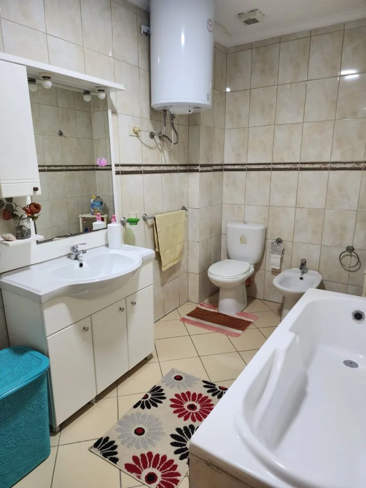 Tirane, jepet me qera apartament 2+1+Ballkon Kati 8, 650 € 