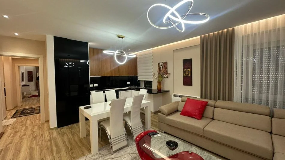 Tirane, jepet me qera apartament 2+1+Ballkon Kati 6, 750 m² 750 € (Xhamlliku)