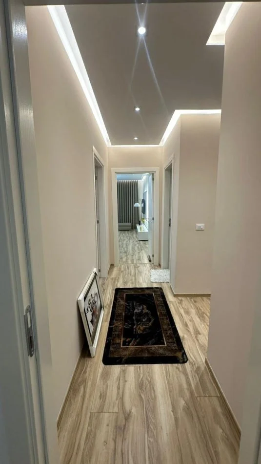 Tirane, jepet me qera apartament 2+1+Ballkon Kati 6, 750 m² 750 € (Xhamlliku)