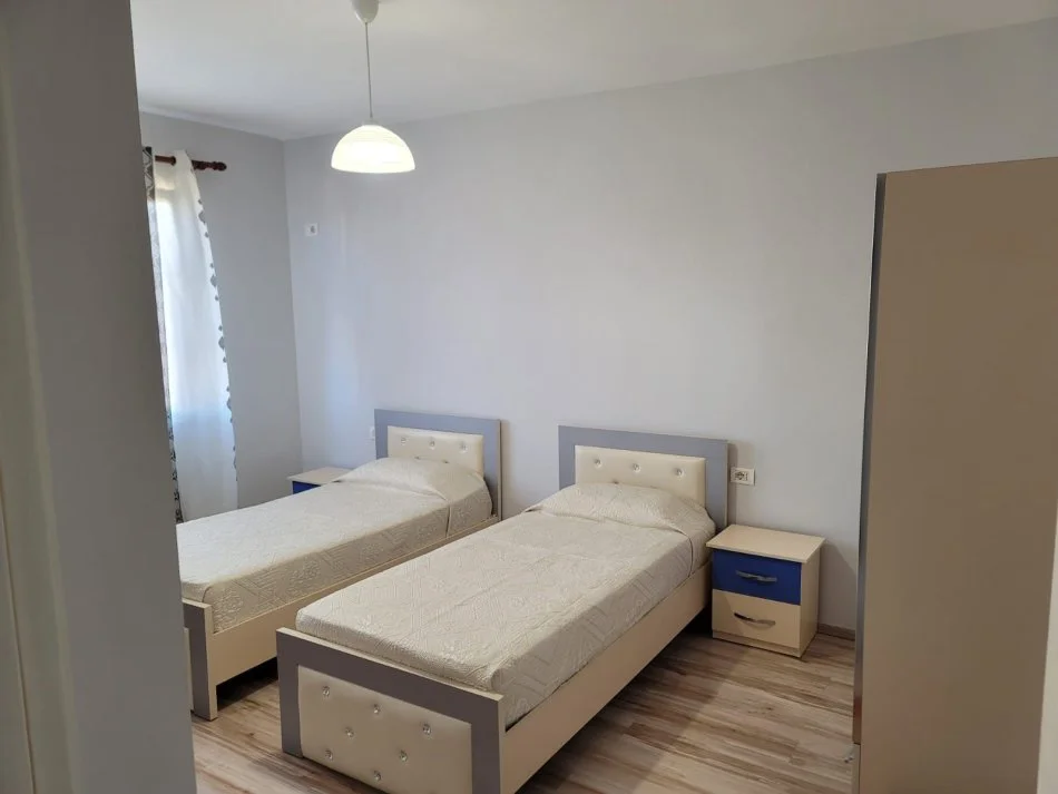 Tirane, jepet me qera apartament duplex 2+1 Kati 5, 80 m² 650 € (Tek Spari, Rruga Mine Peza)