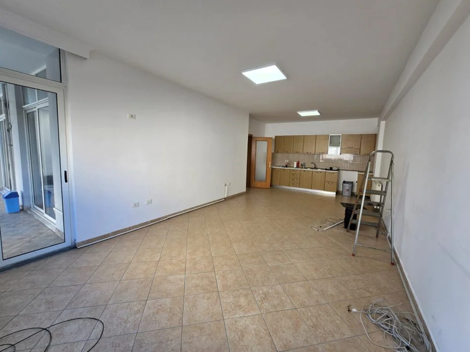 Tirane, jepet me qera ambjent biznesi Kati 3, 600 €