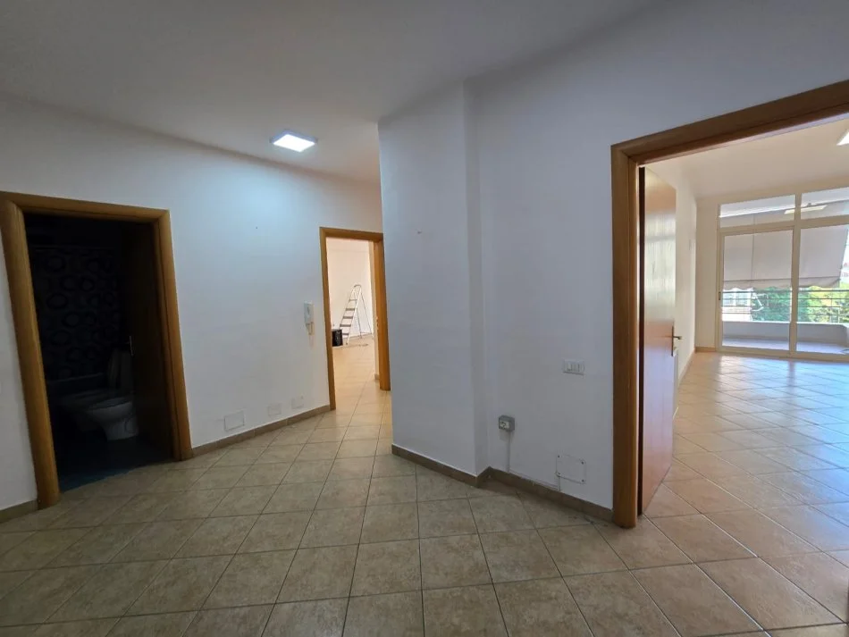 Tirane, jepet me qera ambjent biznesi Kati 3, 600 €