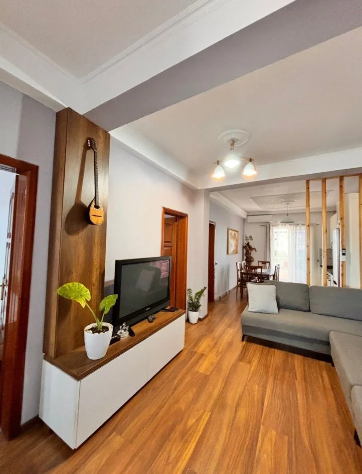Tirane, jepet me qera shtepi 2+1+Ballkon Kati 3, 90 m² 551 € (Perballe shkolles "Tirana Jonë")