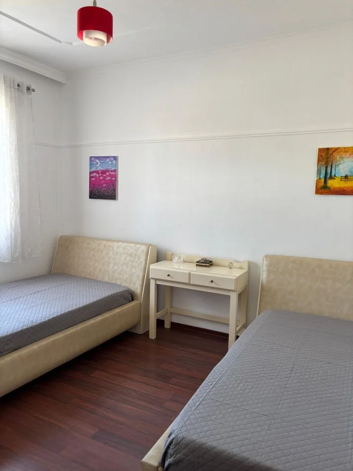 Tirane, jepet me qera shtepi 2+1+Ballkon Kati 3, 90 m² 551 € (Perballe shkolles "Tirana Jonë")