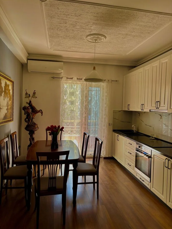 Tirane, jepet me qera shtepi 2+1+Ballkon Kati 3, 90 m² 551 € (Perballe shkolles "Tirana Jonë")