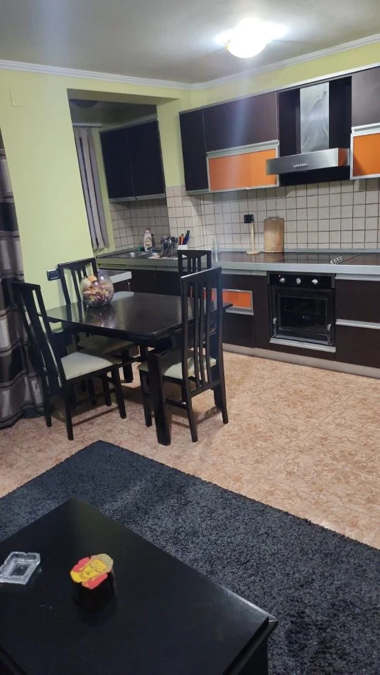 Tirane, jepet me qera apartament 2+1 Kati 4, 80 m² 500 € (Brryli)