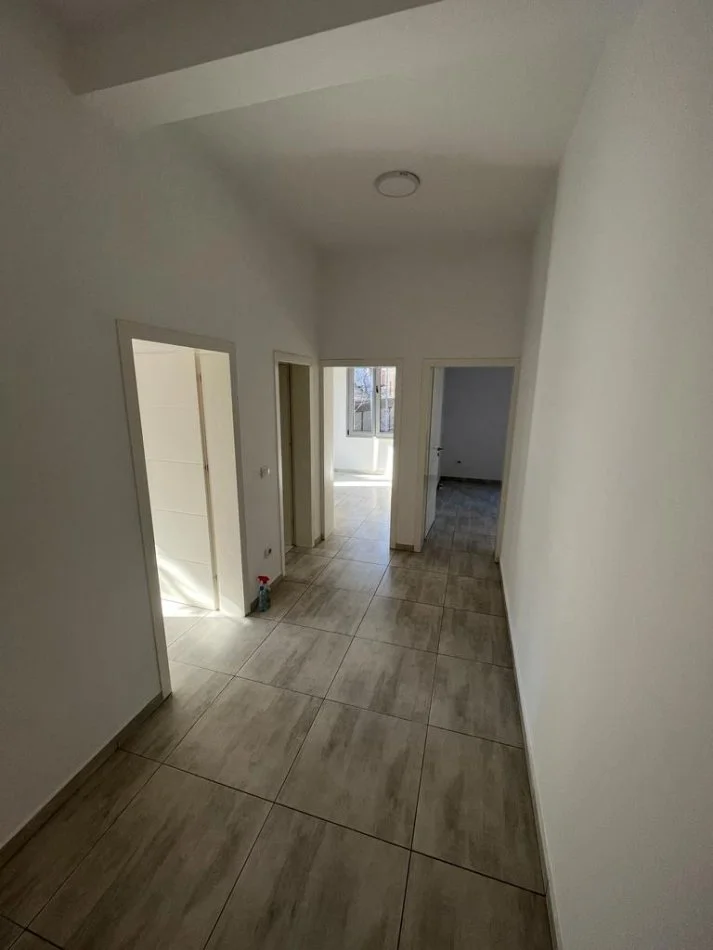 Tirane, jepet me qera apartament 1+1 Kati 2, 75 m² 500 € (Rruga e Dibres)