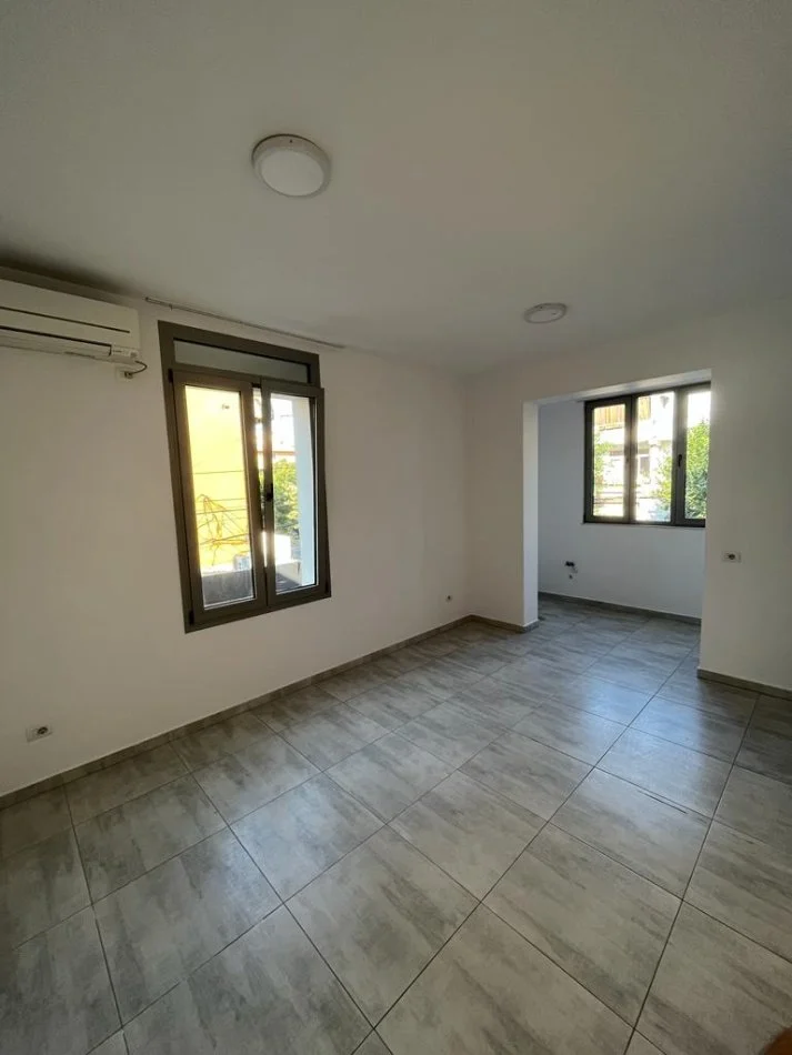 Tirane, jepet me qera apartament 1+1 Kati 2, 75 m² 500 € (Rruga e Dibres)