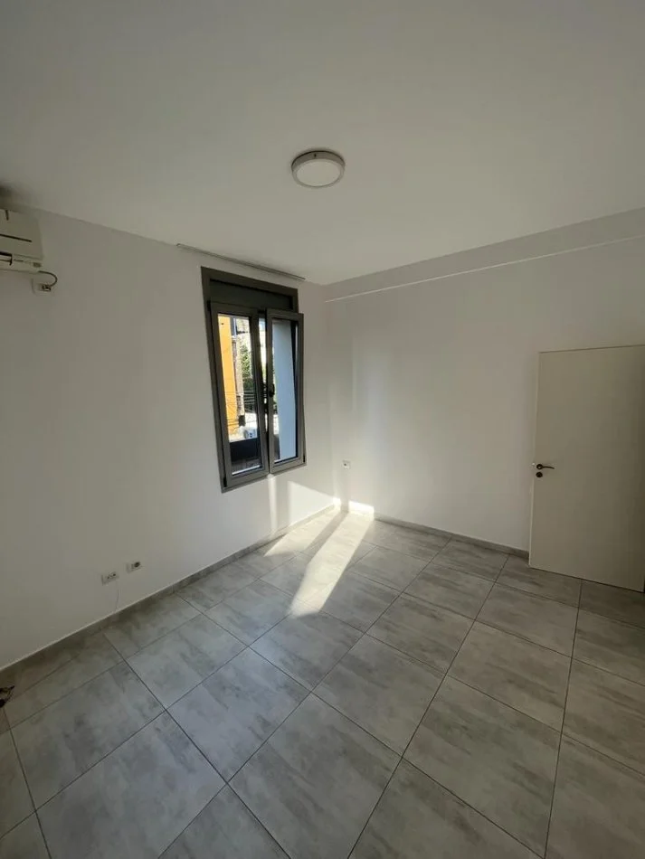 Tirane, jepet me qera apartament 1+1 Kati 2, 75 m² 500 € (Rruga e Dibres)