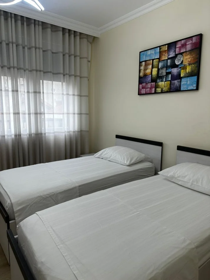 Tirane, jepet me qera apartament 2+1+Ballkon , 1.000 € 