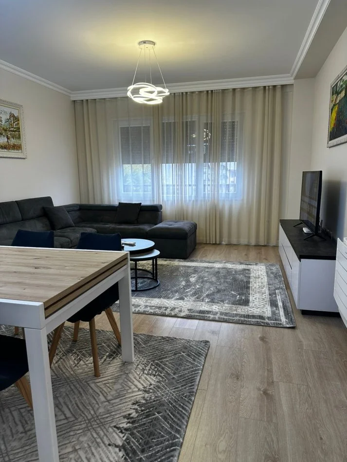 Tirane, jepet me qera apartament 2+1+Ballkon , 1.000 € 