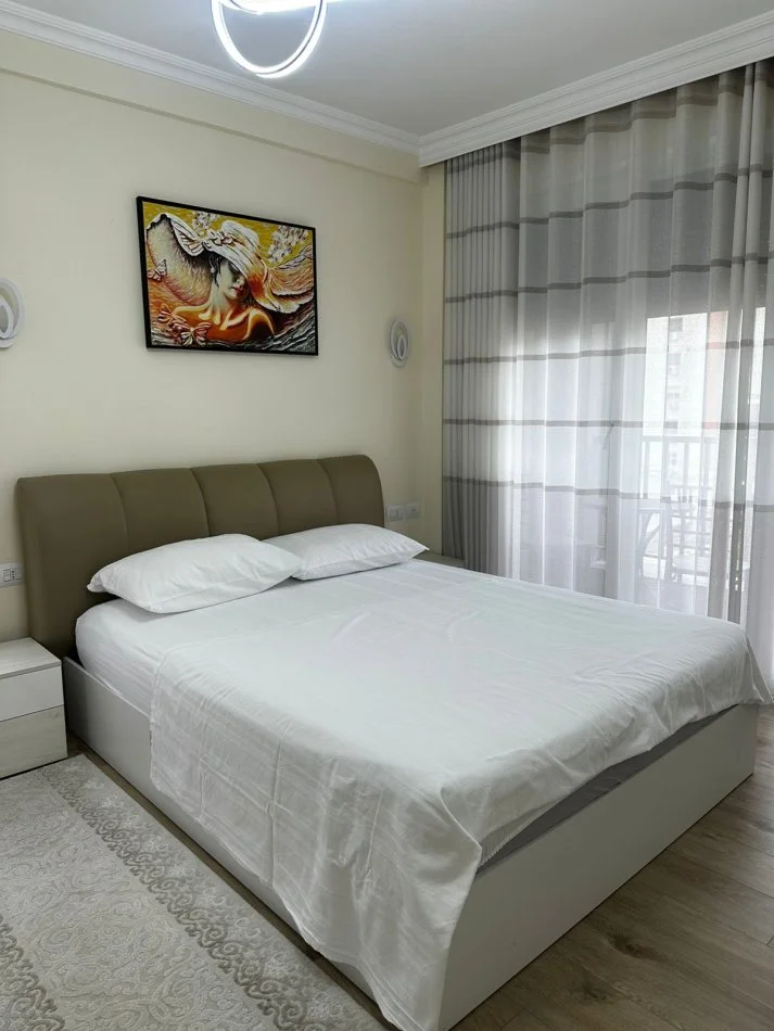 Tirane, jepet me qera apartament 2+1+Ballkon , 1.000 € 