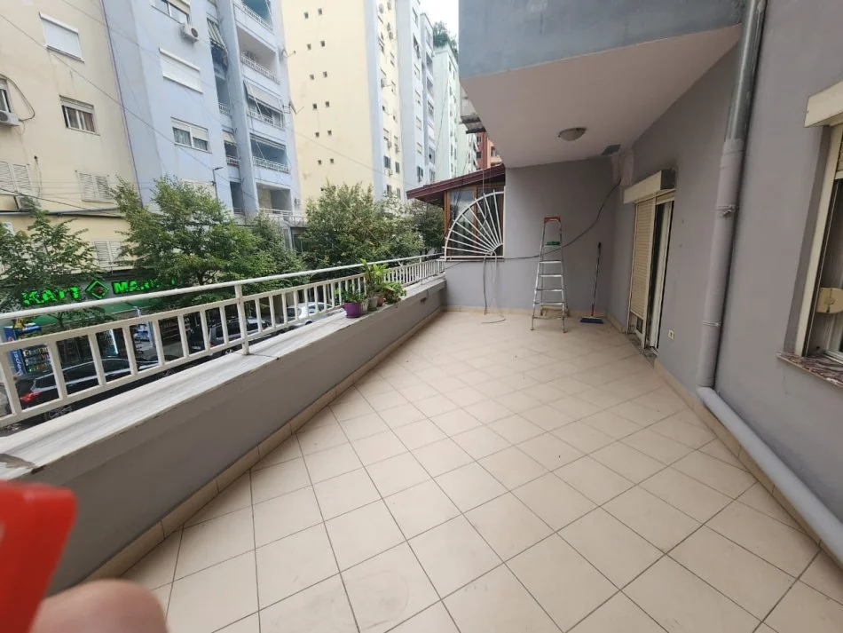 Tirane, shes apartament 2+1+Aneks+Ballkon Kati 1, 118 m² 320.000 € (Rruga Skender Luarasi)