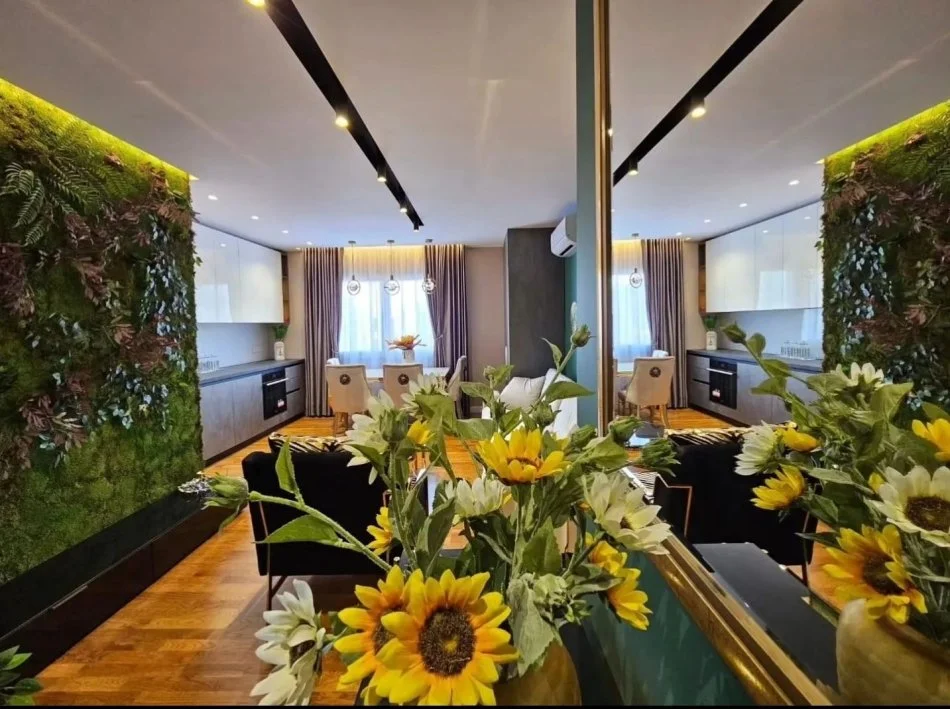 Tirane, jepet me qera apartament 1+1+Ballkon Kati 5, 60 m² 800 € (Bllok)