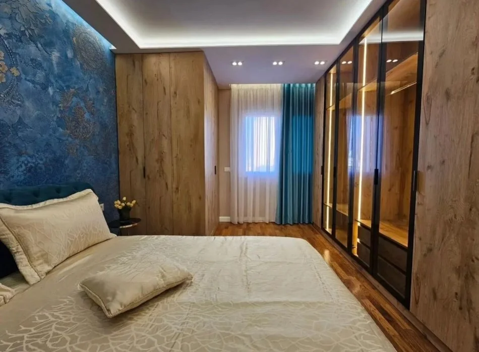 Tirane, jepet me qera apartament 1+1+Ballkon Kati 5, 60 m² 800 € (Bllok)