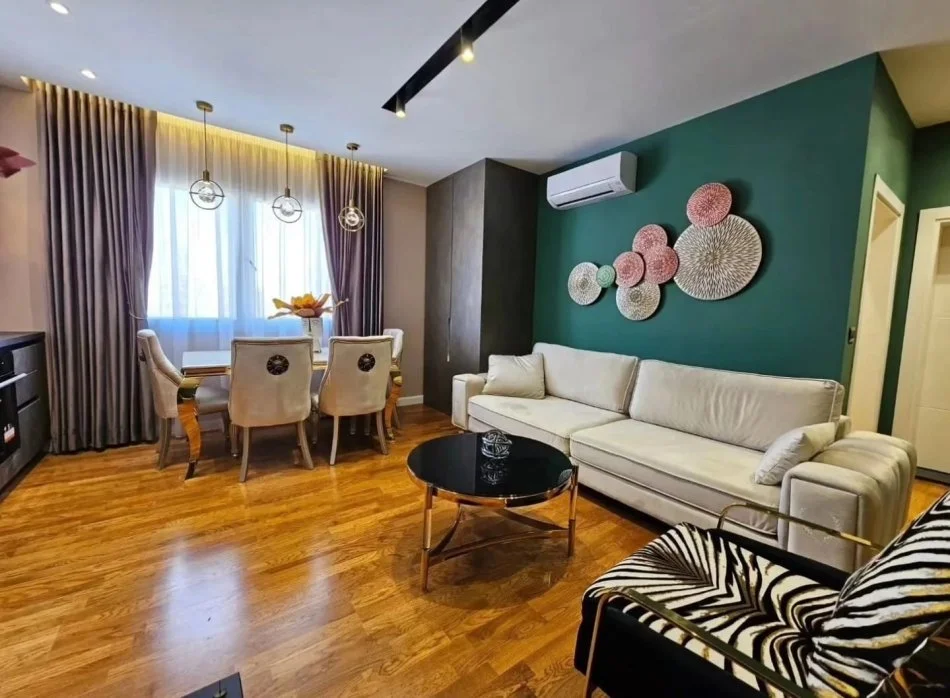 Tirane, jepet me qera apartament 1+1+Ballkon Kati 5, 60 m² 800 € (Bllok)