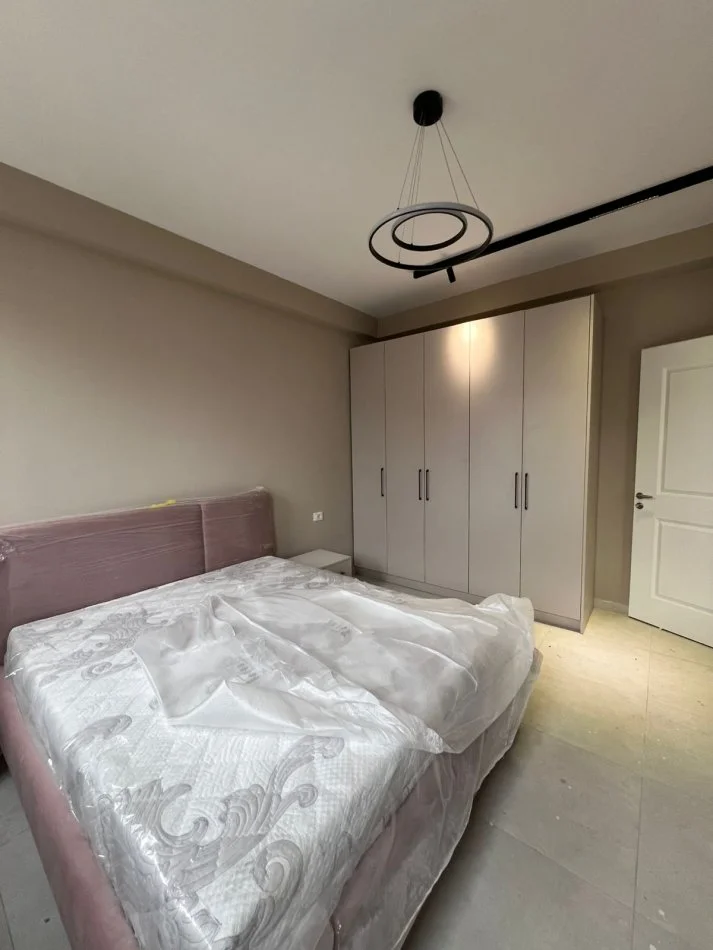 Tirane, jepet me qera apartament 2+1+Ballkon Kati 3, 800 € (Xhamia xhura)