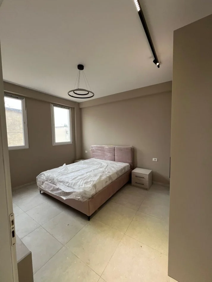 Tirane, jepet me qera apartament 2+1+Ballkon Kati 3, 800 € (Xhamia xhura)