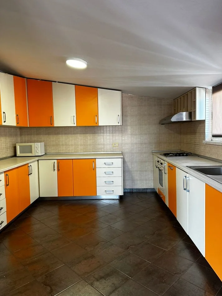 Tirane, jepet me qera apartament 4+1+Aneks+Ballkon , 210 m² 1.200 € 