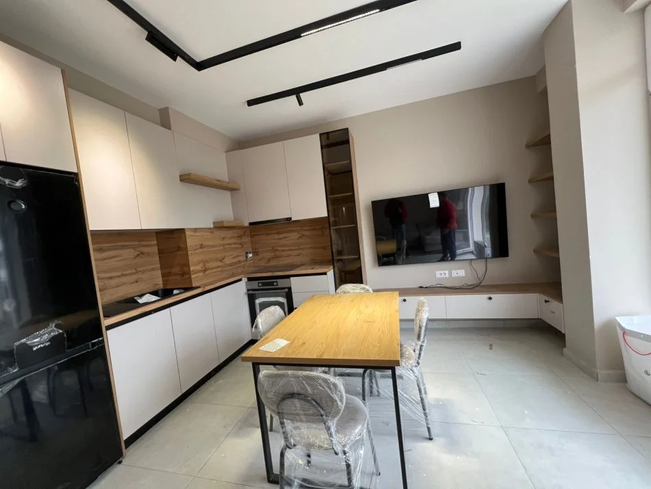 Tirane, jepet me qera apartament 2+1+Ballkon Kati 3, 800 € (Xhamia xhura)