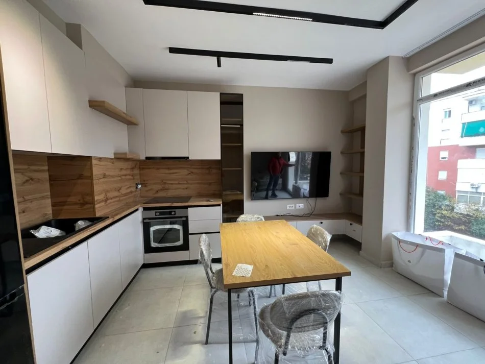 Tirane, jepet me qera apartament 2+1+Ballkon Kati 3, 800 € (Xhamia xhura)