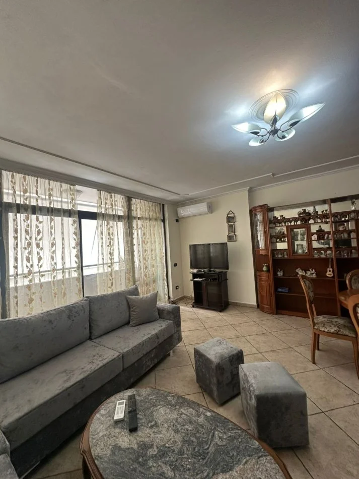 Tirane, jepet me qera apartament 3+1 Kati 4, 140 m² 700 € (Delijorgji)