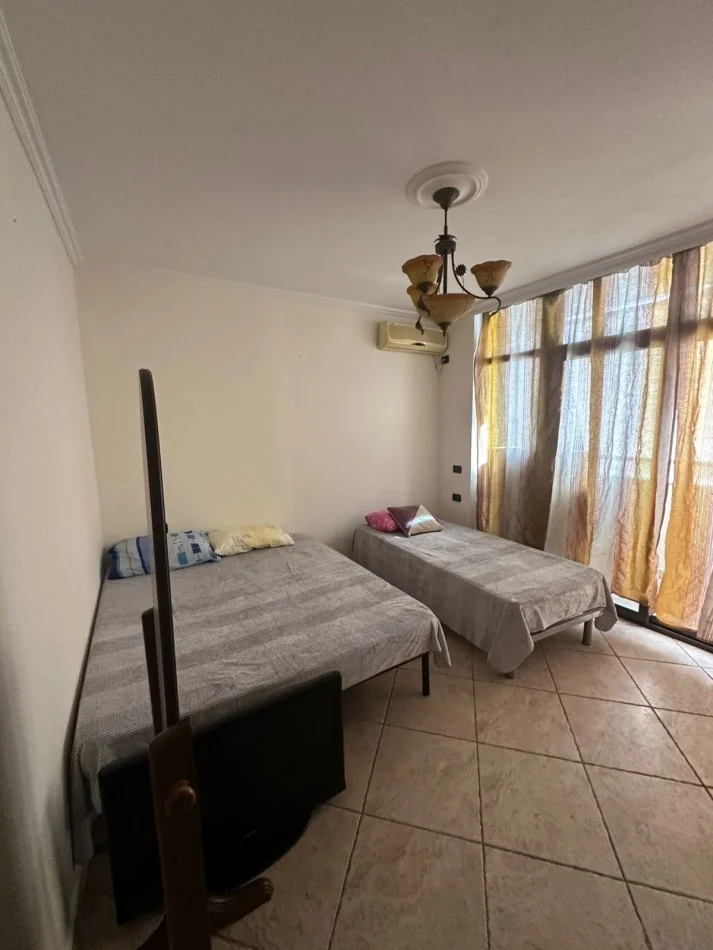Tirane, jepet me qera apartament 3+1 Kati 4, 140 m² 700 € (Delijorgji)