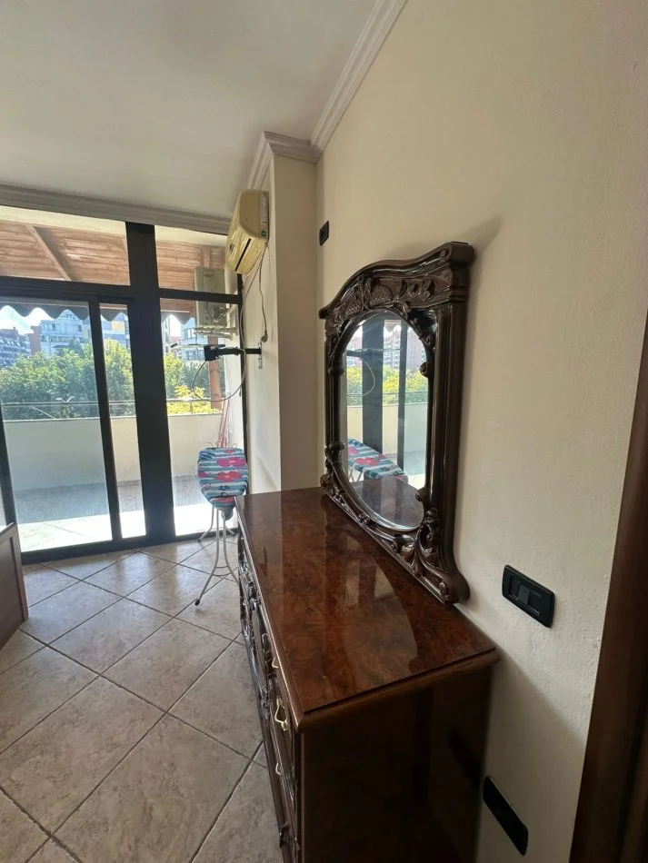 Tirane, jepet me qera apartament 3+1 Kati 4, 140 m² 700 € (Delijorgji)