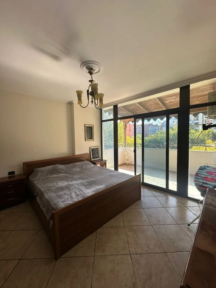 Tirane, jepet me qera apartament 3+1 Kati 4, 140 m² 700 € (Delijorgji)