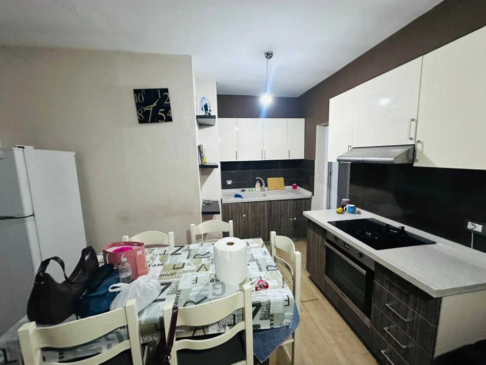 Tirane, jepet me qera apartament 2+1+Ballkon Kati 6, 90 m² 470 € (Laprake)
