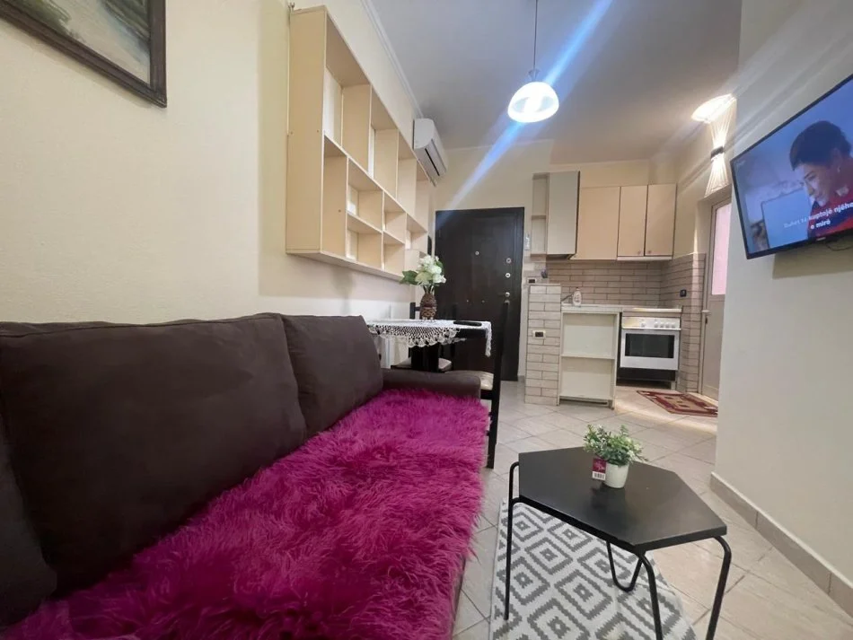 Tirane, jepet me qera apartament 1+1 Kati 4, 66 m² 420 € (Rruga 5 maji)