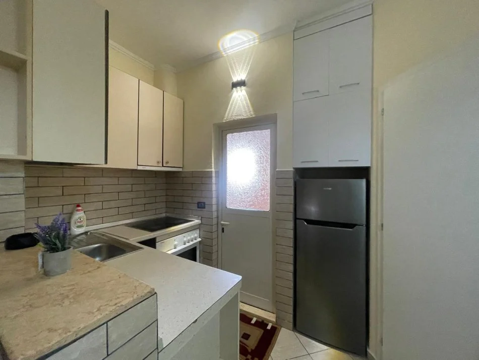 Tirane, jepet me qera apartament 1+1 Kati 4, 66 m² 420 € (Rruga 5 maji)